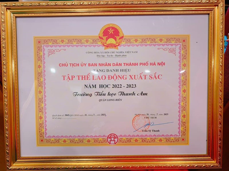Trường Tiểu học Thanh Am được trao tặng danh hiệu Tập thể lao động xuất sắc năm học 2022 - 2023.