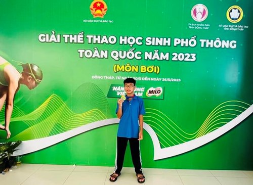 Em Lê Hoàng Long -  Vận động viên  lớp 5A2 đã xuất sắc giành 02 Huy chương Vàng ở nội dung 100m Bơi ếch và 100m Bơi tự do trong Giải Thể thao học sinh phổ thông Toàn quốc, năm 2023.