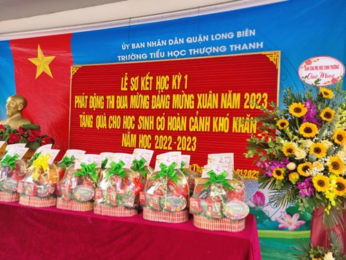 Trường Tiểu học Thượng Thanh tặng quà Tết Quý mão 2023 cho học sinh có hoàn cảnh khó khăn và nạn nhân chất độc da cam