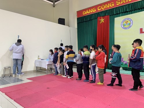 Trường Tiểu học Thượng Thanh tổ chức khám sức khỏe định kỳ cho học sinh năm học 2022-2023