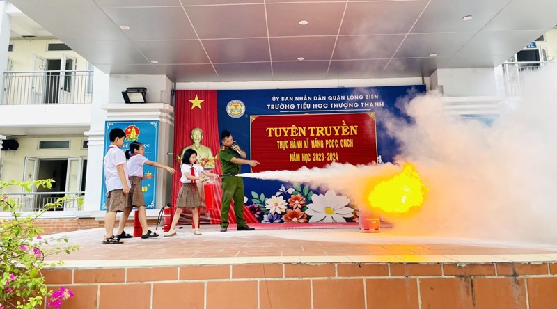 Trường Tiểu học Thượng Thanh tổ chức Tuyên truyền, thực hành kiến thức, kĩ năng PCCC, CNCH