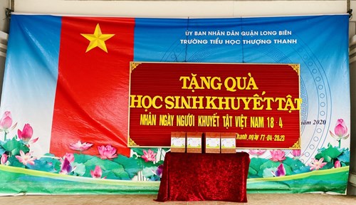 Trường Tiểu học Thượng Thanh quan tâm, tặng quà học sinh nhân ngày Người khuyết tật Việt Nam 18.4.2023