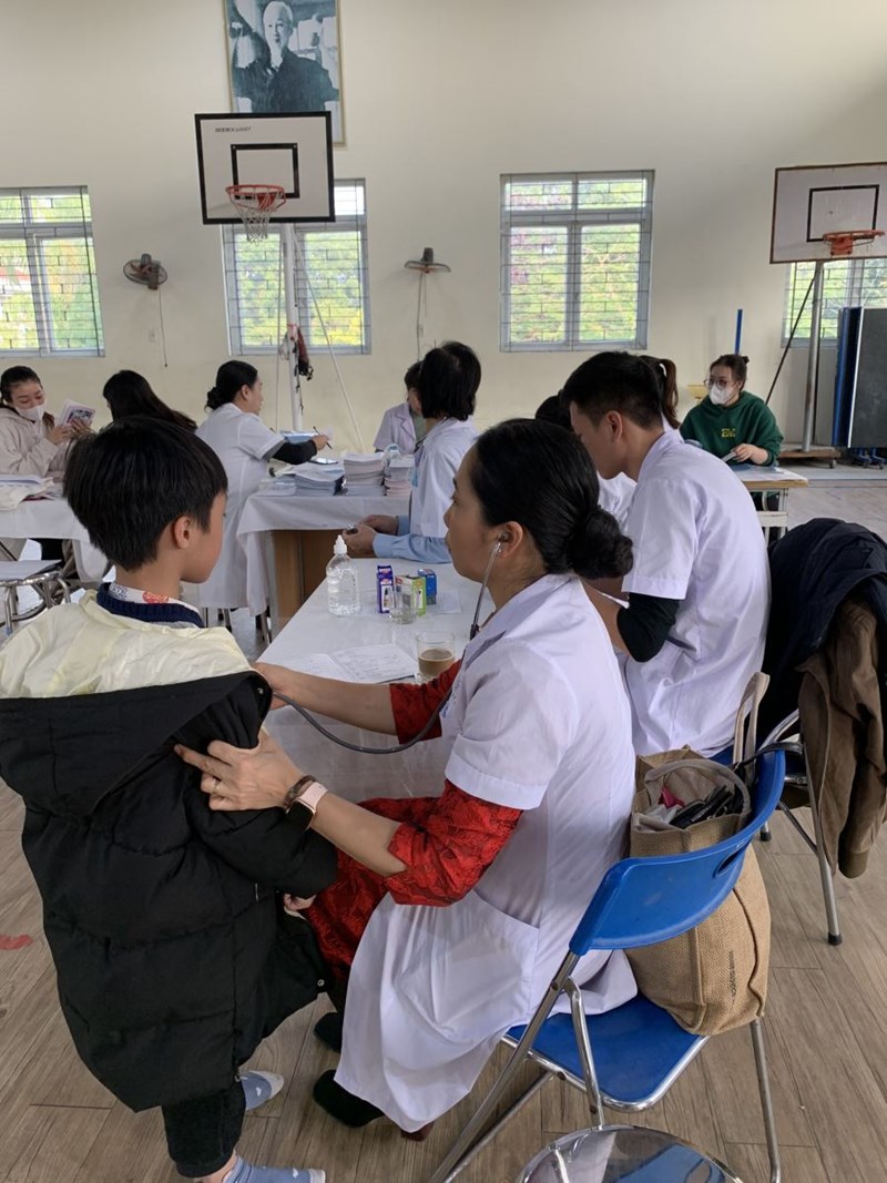Trường tiểu học Thượng Thanh tổ chức khám sức khỏe định kỳ cho học sinh, năm học 2023 - 2024