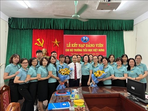 Chi bộ Trường Tiểu học Việt Hưng tổ chức kết nạp đảng viên mới
