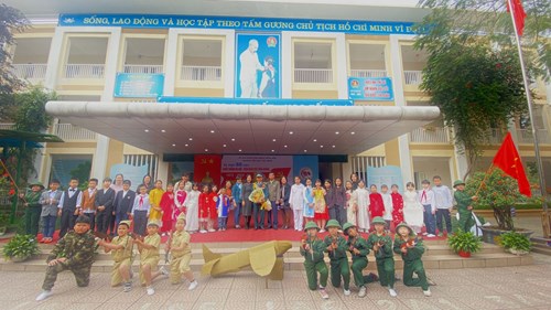 Trường Tiểu học Việt Hưng tưng bừng tổ chức Lễ kỉ niệm 50 năm chiến thắng Hà Nội -  Điện Biên Phủ trên không  