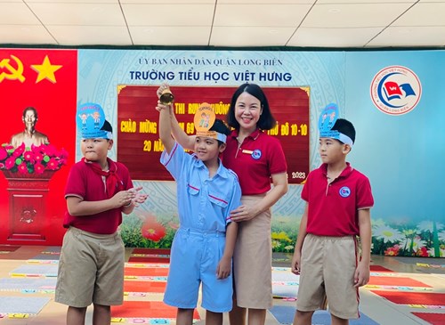 Trường Tiểu học Việt Hưng tổ chức cuộc thi  Rung chuông vàng  nhân dịp kỉ niệm 69 năm ngày Giải phóng Thủ đô (10-10-1954) và 20 năm Thành lập Quận Long Biên (06-11-2003)  