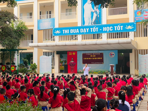 Trường Tiểu học Việt Hưng tổ chức sinh hoạt dưới cờ tuần 9 - Tuyên truyền về an toàn thực phẩm và phòng chống dịch bệnh.