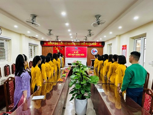 Chi bộ Trường Tiểu học Việt Hưng tổ chức Lễ Kết nạp Đảng viên mới