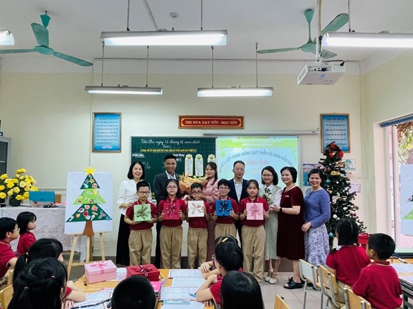 Tiết học sôi nổi, đầy sáng tạo của Cô giáo Lê Thị Ngọc Anh tham dự thi giáo viên dạy giỏi cấp Quận.