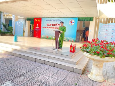 Trường Tiểu học Việt Hưng tổ chức  Tập huấn kỹ năng phòng cháy chữa cháy và kĩ năng thoát hiểm khi hỏa hoạn” cho cán bộ giáo viên, nhân viên và học sinh trong buổi Sinh hoạt dưới cờ.