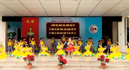 Trường Tiểu học Việt Hưng tổ chức chương trình sinh hoạt dưới cờ với chủ đề “Hưởng ứng phong trào nghìn việc tốt, kỷ niệm 60 năm phong trào nghìn việc tốt và 113 năm ngày Quốc Tế Phụ Nữ 8/3”