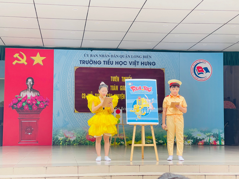 Trường Tiểu học Việt Hưng tổ chức buổi sinh hoạt dưới cờ hưởng ứng tháng ATGT