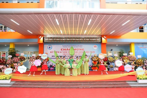 Ấn tượng và rực rỡ Hội diễn văn nghệ chào mừng 41 năm ngày Nhà giáo Việt Nam  của trường Tiểu học Vũ Xuân Thiều.
