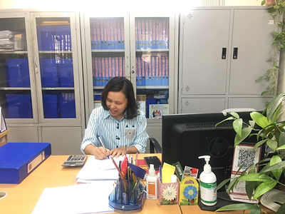 Đồng chí Chu Thị Thu Hiền - Nhân viên kế toán dành nhiều tâm huyết cho sự phát triển của nhà trường