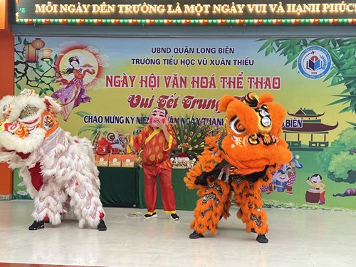 Trường Tiểu học Vũ Xuân Thiều tổ chức Vui Trung thu cho học sinh.