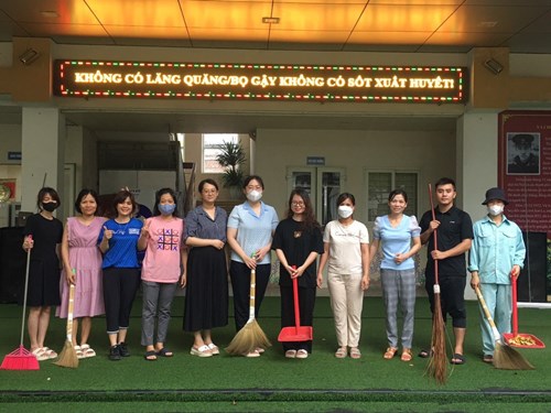 CBGVNV và HS trường Tiểu học Vũ Xuân Thiều với công tác tổng vệ sinh trường lớp phòng chống dịch sốt xuất huyết