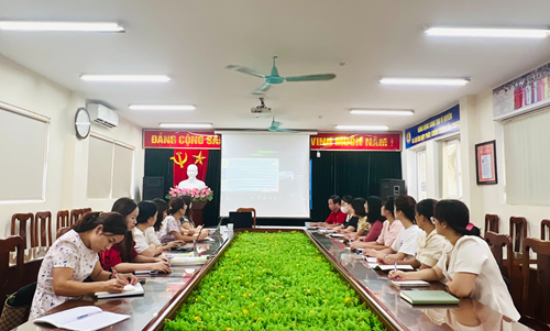 Giáo viên trường Tiểu học Vũ Xuân Thiều tham gia thay sách giáo khoa lớp 4 chuẩn bị cho năm học 2023-2024.