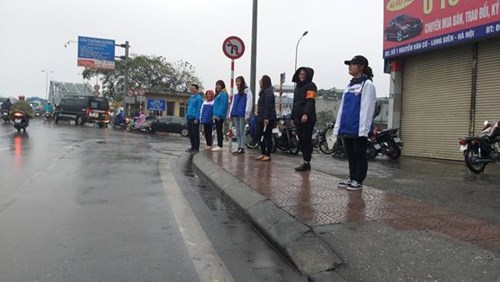 Đoàn thanh niên tham gia trực chốt an toàn giao thông điểm đầu Cầu Long Biên!