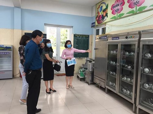 Lãnh đạo UBND phường Thượng Thanh đi kiểm tra công tác  vệ sinh phòng chống dịch Covid-19 tại trường mầm non Ánh Sao