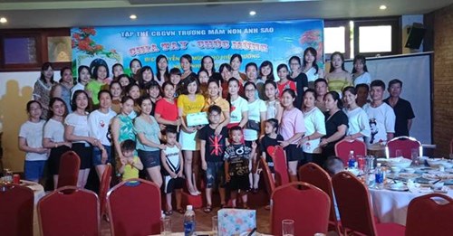 Trường mầm non Ánh Sao tổ chức gặp mặt, chúc mừng- chia tay đồng chí Nguyễn Thị Mùi  - nhận công tác mới