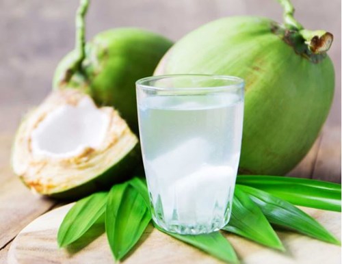 Trẻ sốt siêu vi uống nước dừa được không?