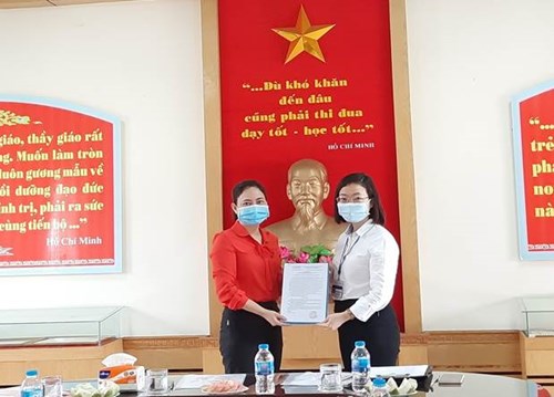 Ngày 07/9/2021, Đồng chí Nguyễn Thị Quyên – Hiệu trưởng nhà trường nhận Quyết định bổ nhiệm lại Chức danh Hiệu trưởng.