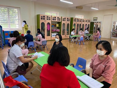 Trường mầm non Ánh Sao phối hợp với Trung tâm Y tế Quận Long Biên tổ chức khám sức khỏe định kỳ cho cán bộ, giáo viên, nhân viên trong trường
