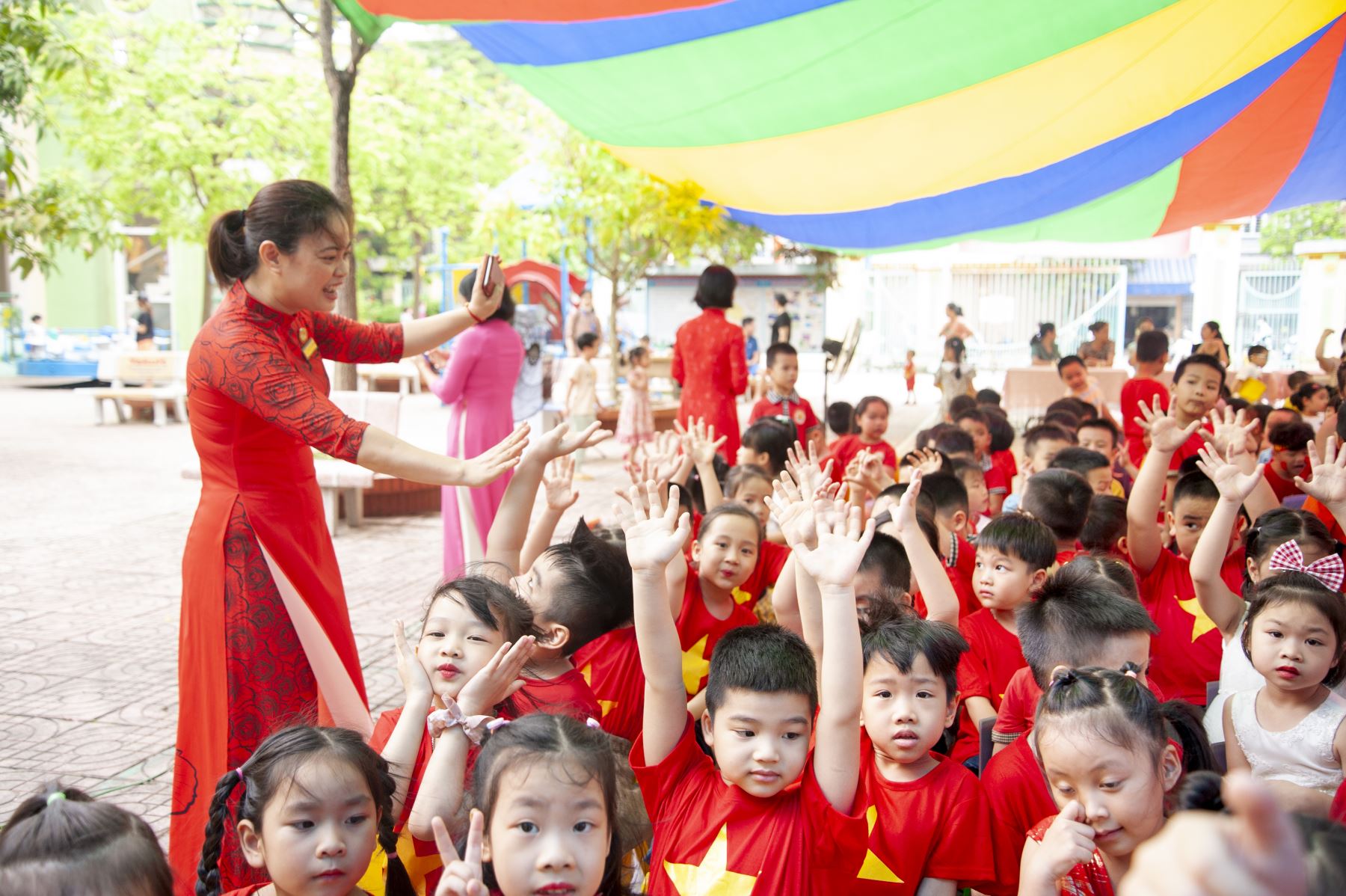 Đ/c Nguyễn Thị Quyên giao lưuHà Thị Thùy chụp ảnh cùng các bé khối MGL