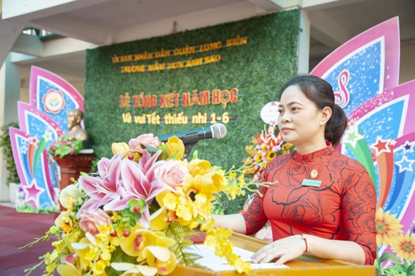 Đ/c Nguyễn Thị Quyên - BTCB, HT nhà trường phát biểu trong buổi lễ