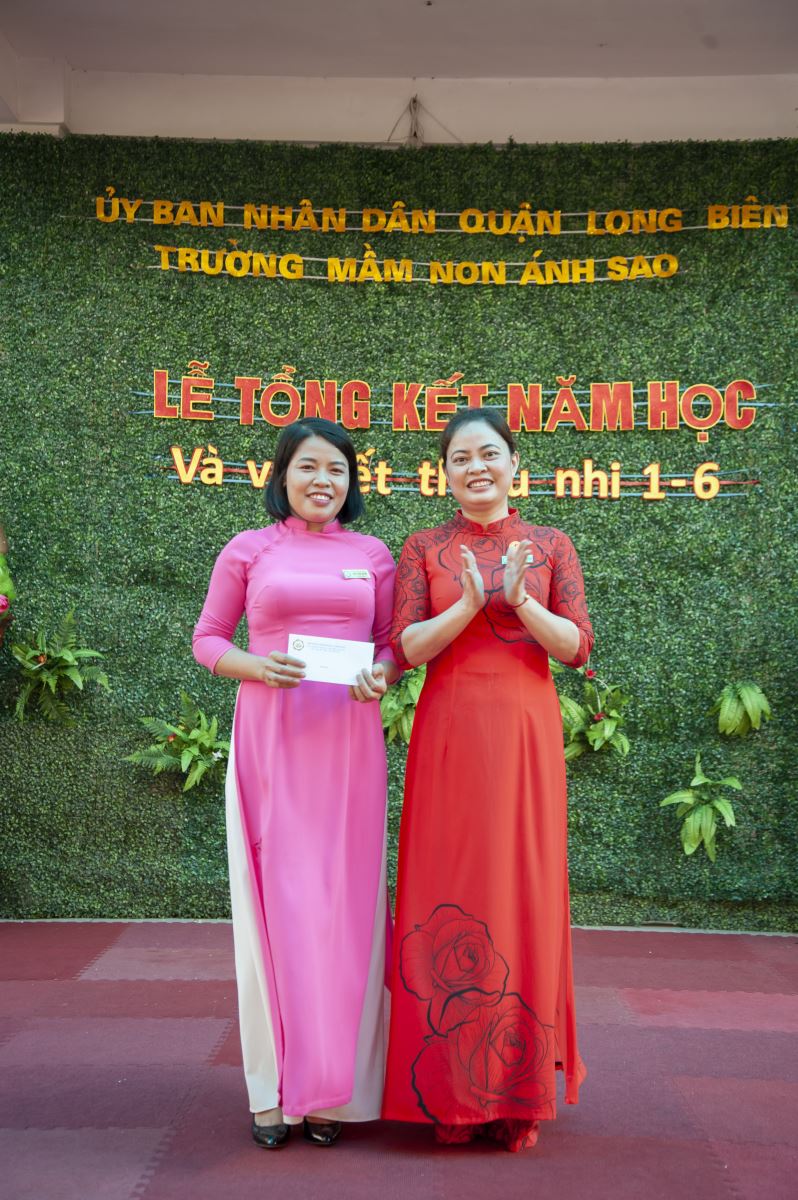 Đ/c Nguyễn Thị Quyên - BTCB, HT Nhà trường  trao thưởng cho cô giáo Đỗ Thị Huế - Giáo viên lớp MGL A1 đã đạt giải Đặc biệt trong Hội thi GVG cấp trường năm học 2021 - 2022
