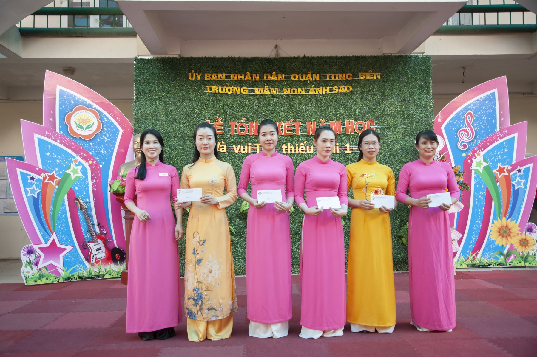 Đ/c Nguyễn Thị Quyên - BTCB, HT Nhà trường  trao thưởng cho các cô giáo đã đạt giải Nhì trong Hội thi GVG cấp trường năm học 2021 - 2022 