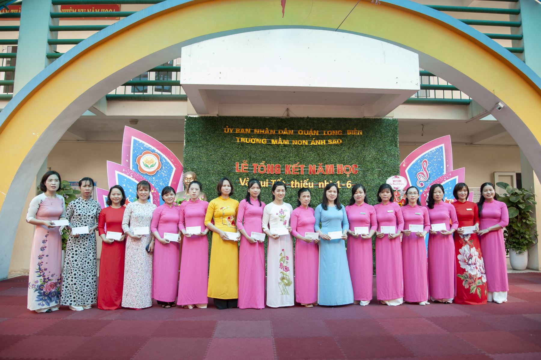 Đ/c Nguyễn Thị Quyên - BTCB, HT Nhà trường Đ/c Nguyễn Thị Quyên trao thưởng cho các cô giáo đã đạt giải Ba trong Hội thi GVG cấp trường năm học 2021 - 2022 
