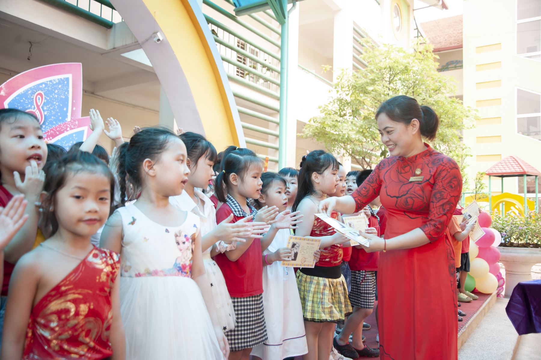 Đ/c Nguyễn Thị Quyên - BTCB, HT Nhà trường trao phiếu khen cho các bé MGL