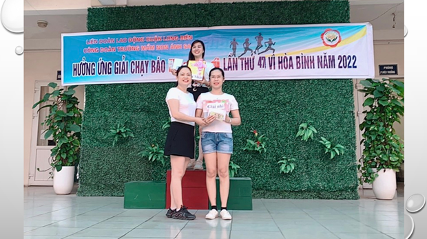 Đ/c Nguyễn Thị Quyên BTCB,Hiệu trưởng nhà trường trao giải Nhì cho đ/c Nguyễn Thị Bắc
