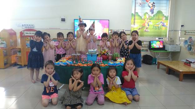 Chúc mừng sinh nhật bé Tư Uyên - Hai cô cùng tập thể lớp MGL A1 chúc con sinh nhật vui vẻ, luôn chăm ngoan và học giỏi!