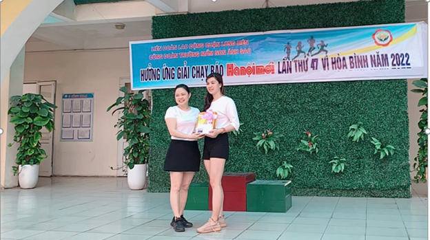 Đ/c Nguyễn Thị Quyên BTCB,Hiệu trưởng nhà trường trao giải Nhất cho đ/c Thu Hà