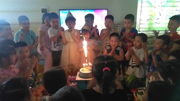 Chúc mừng sinh nhật bé Tư Uyên - Hai cô cùng tập thể lớp MGL A1 chúc con sinh nhật vui vẻ, luôn chăm ngoan và học giỏi!