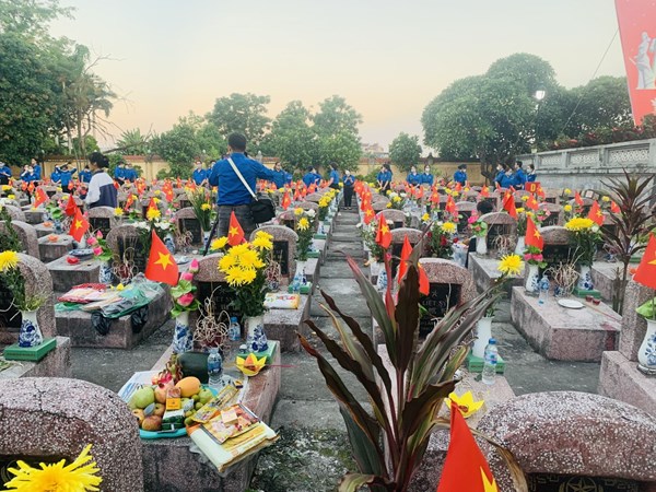 Đoàn TN trường MN Ánh Sao tham gia thắp nến tri ân tại nghĩa trang Yên Viên nhân ngày 27/7/2022