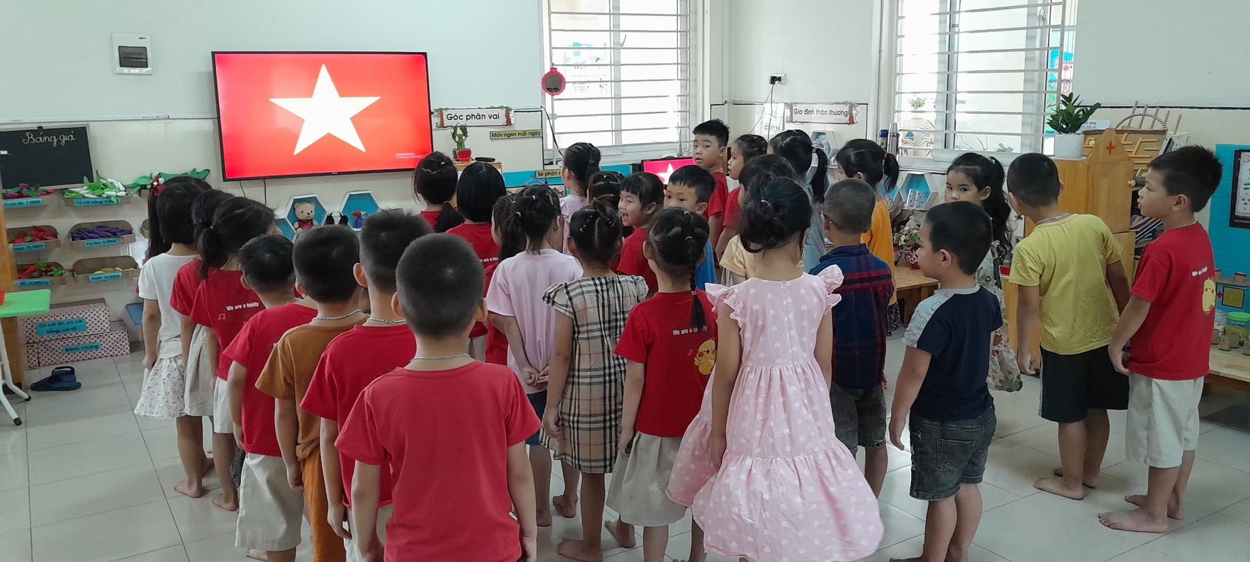 Hình ảnh các bé lớp MGL A1 - Chào cờ và hát Quốc ca đầu tuần