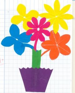 Hoạt động Tạo hình: Cắt dán hoa 