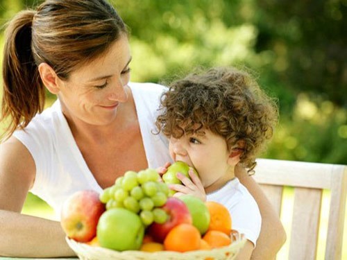 Cho trẻ ăn hoa quả thay rau có được không?
