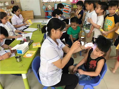 Trường mầm non Bắc Biên  phối hợp trạm y tế Phường khám sức khỏe đợt 2 cho trẻ