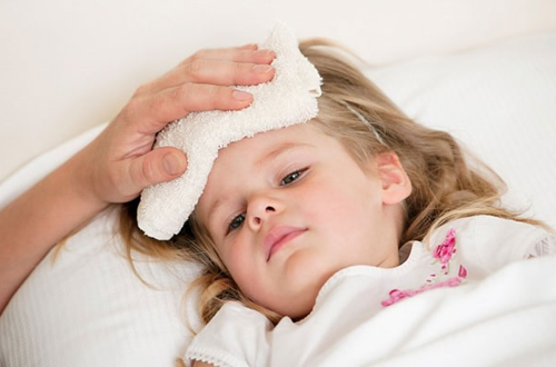 Sai lầm chườm lạnh cho trẻ khi sốt cao khiến con bệnh nặng thêm
