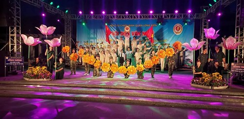 đoàn thanh niên tham gia tiếng hát Hội cự chiến binh Quận Long Biên