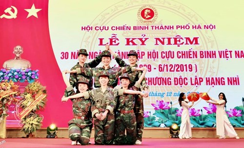 Đoàn thanh niên tham gia biểu diễn văn nghệ tại Lễ kỷ niệm 30 năm thành lập hội cựu chiến binh Việt Nam 