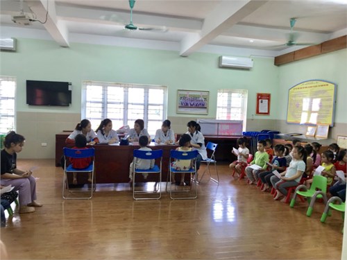 Trong 2 ngày 05/12 và 06/12 trường mầm non Bắc Cầu phối hợp với trạm y tế Ngọc Thụy tổ chức tiêm vắc xin Sởi – Rubella (miễn phí) cho trẻ 1-5 tuổi là học sinh trong trường mầm non Bắc Cầu.