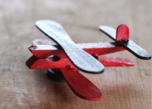 Chế tạo mô hình máy bay, ô tô từ kẹp gỗ