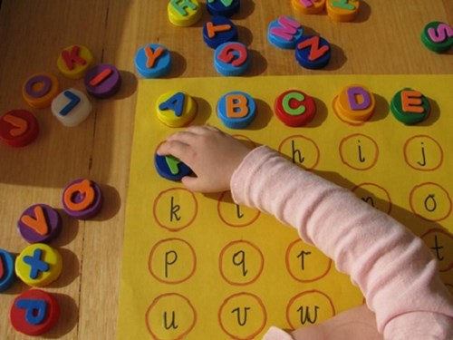 Cách dạy trẻ 4 tuổi học chữ: Học mà chơi, chơi mà học