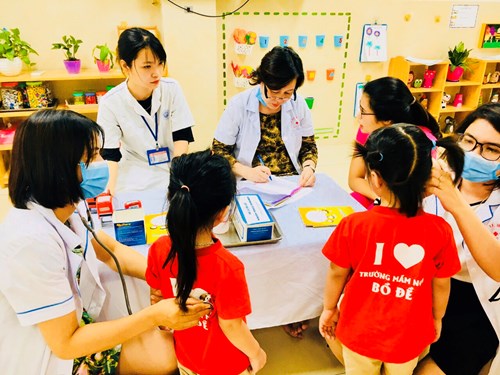 Trường Mầm non Bồ Đề tổ chức khám sức khỏe định kỳ lần 2 cho trẻ - Năm học 2019 - 2020