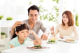 Cha mẹ nên làm gì khi trẻ 3 tuổi biếng ăn, ngậm hoặc nôn đồ ăn?